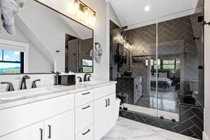 Douche, sèche-cheveux, serviettes fournies, savon