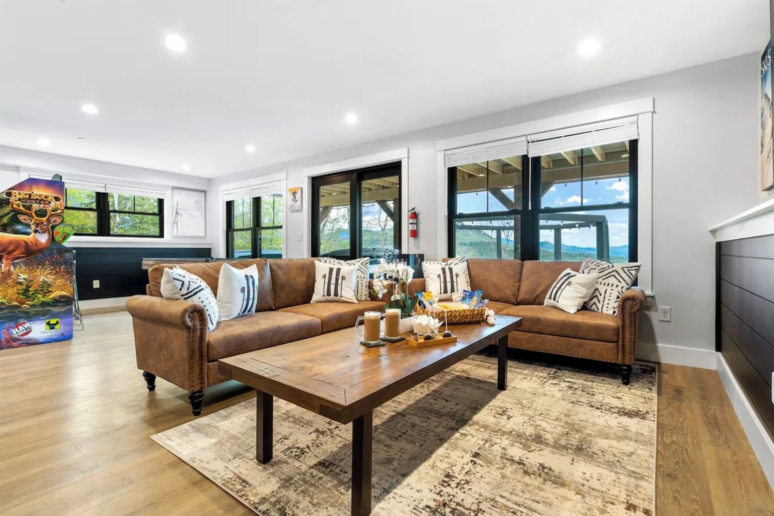 Una Smart TV, una chimenea, videojuegos