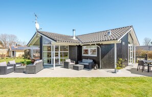 Outdoor dining - Awesome home in Juelsminde with WiFi (Juelsminde)