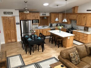 Interior - Yosemite Lilac~Private~Quiet~Star Gazing~Non-smokers/vapers~No animals (MIDPINES)