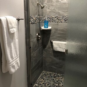 Dusche, Haartrockner, Handtücher, Seife