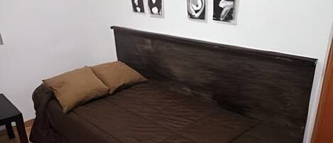 3 habitaciones, tabla de planchar con plancha, wifi y ropa de cama