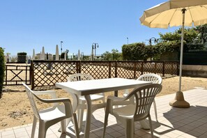 屋外ダイニングエリア