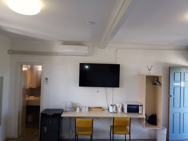 Family Room | Private kitchen | Mini-fridge, microwave, electric kettle, toaster - Billabong Motel (Gunnedah)