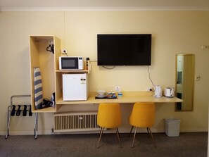 Individually decorated, individually furnished, desk, iron/ironing board - Billabong Motel (Gunnedah)