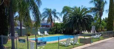 Außenpool, geöffnet von 08:00 Uhr bis 20:00 Uhr, Liegestühle