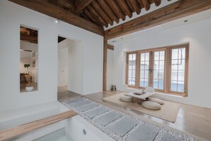 Sèche-cheveux, serviettes fournies, savon, papier toilette