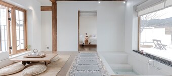 It is located in front of Namsan Mountain / 5-minute drive to Hwangridan-gil