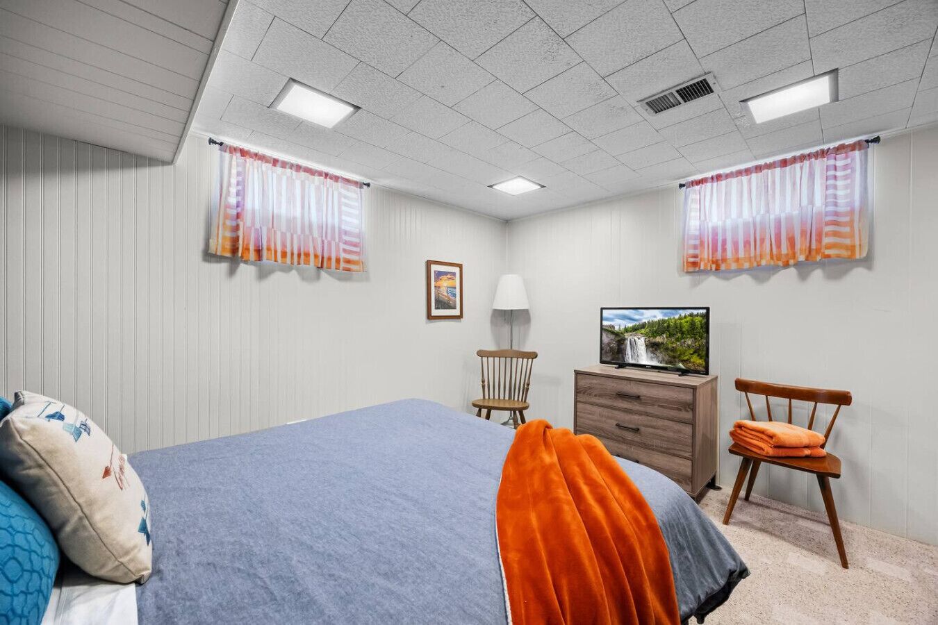 Desk, iron/ironing board, travel cot, WiFi