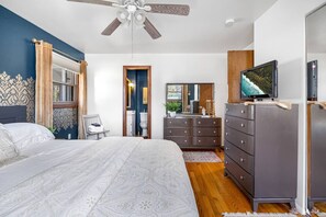 Desk, iron/ironing board, travel cot, WiFi - Family Stay • 5 Min to Town, 20 to Dunes + Firepit (Valparaiso)