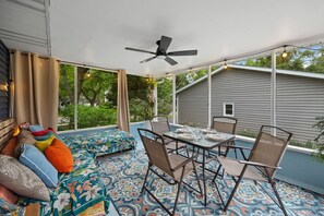 Outdoor dining - Family Stay • 5 Min to Town, 20 to Dunes + Firepit (Valparaiso)