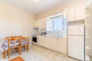 Réfrigérateur, un four, surface de cuisson, cafetière-théière