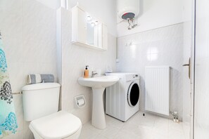 Douche, séchoir à cheveux, serviettes fournies