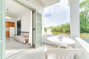 Outdoor dining - Studio Apartment 'Olivea 2' with Sea View, Wi-Fi and Air Conditioning (Kerkira)