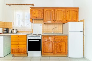 Fridge, oven, stovetop, coffee/tea maker