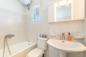 Shower, hair dryer, towels - Studio Apartment 'Olivea 3' with Sea View, Wi-Fi and Air Conditioning (Corfu)
