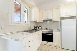 Fridge, oven, stovetop, coffee/tea maker