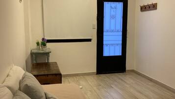 1 habitación, tabla de planchar con plancha, wifi y ropa de cama