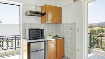 Frigorifero, microonde, piano cottura, bollitore elettrico