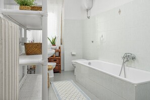 Een douche, een haardroger, handdoeken