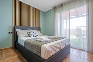 4 bedrooms, iron/ironing board, free WiFi, bed sheets