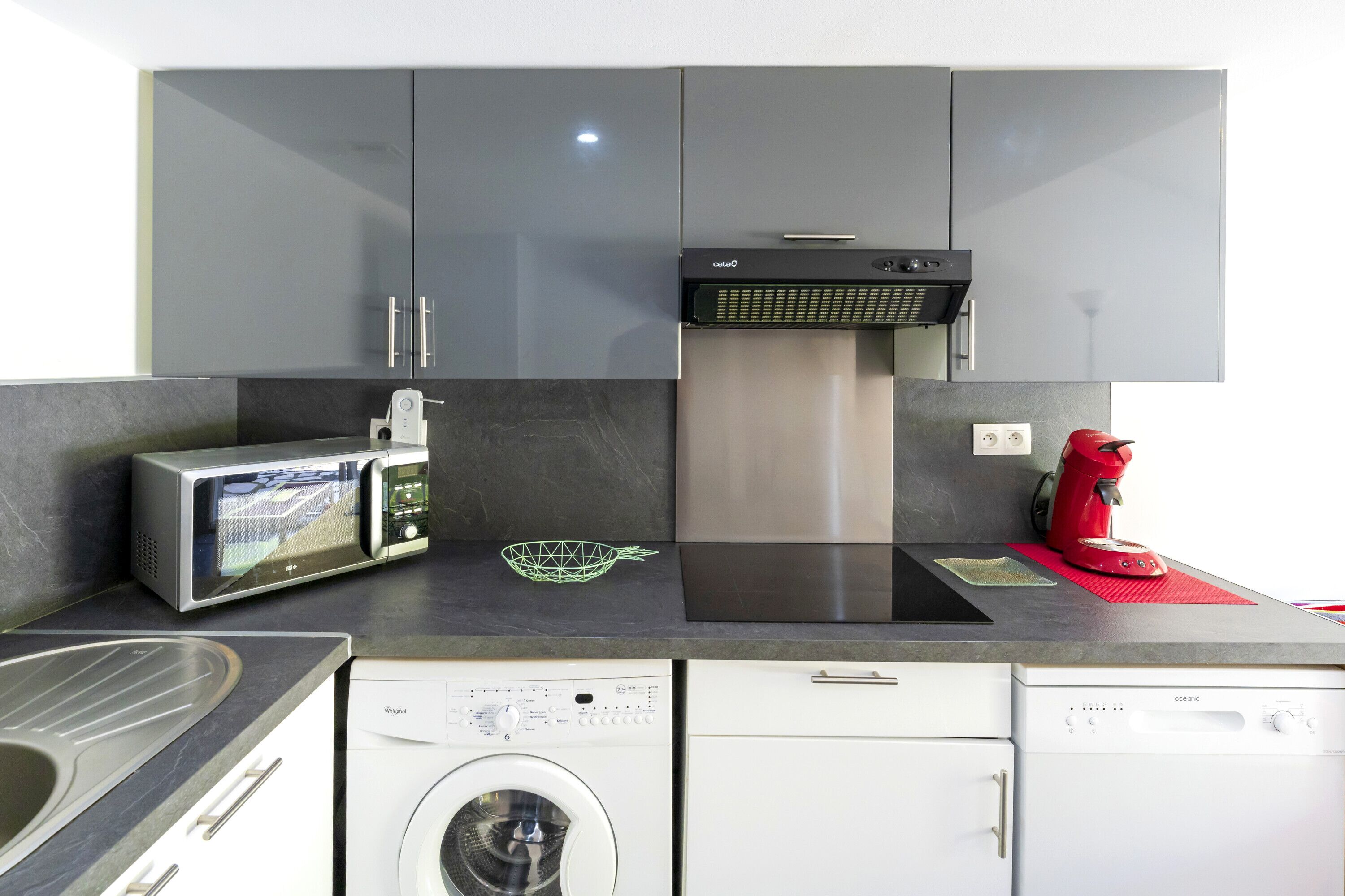 Réfrigérateur, micro-ondes, plaque de cuisson, lave-vaisselle