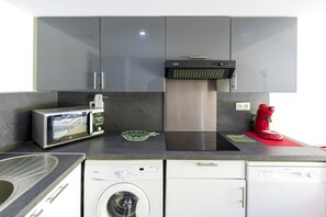 Køleskab, mikrobølgeovn, kogeplade, opvaskemaskine