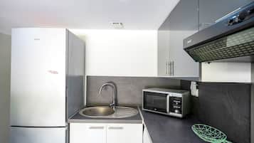 Een koelkast, een microgolfoven, een kookplaat, een vaatwasser