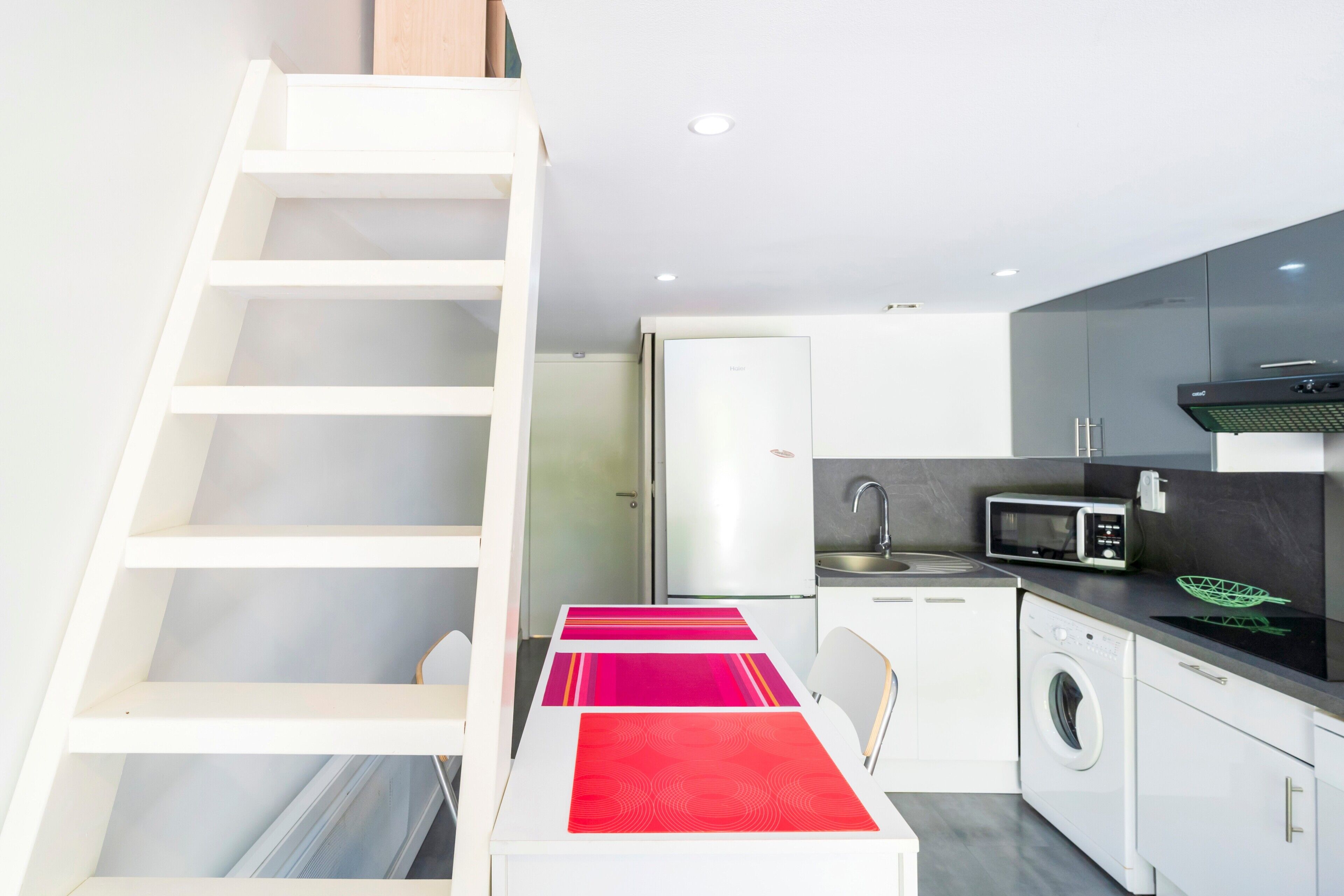 Køleskab, mikrobølgeovn, kogeplade, opvaskemaskine