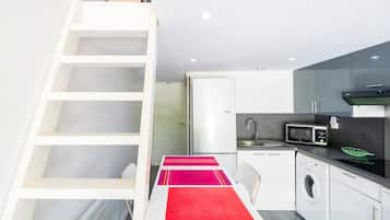 Køleskab, mikrobølgeovn, kogeplade, opvaskemaskine