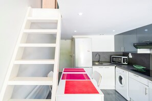 Jääkaappi, mikroaaltouuni, liesi, astianpesukone