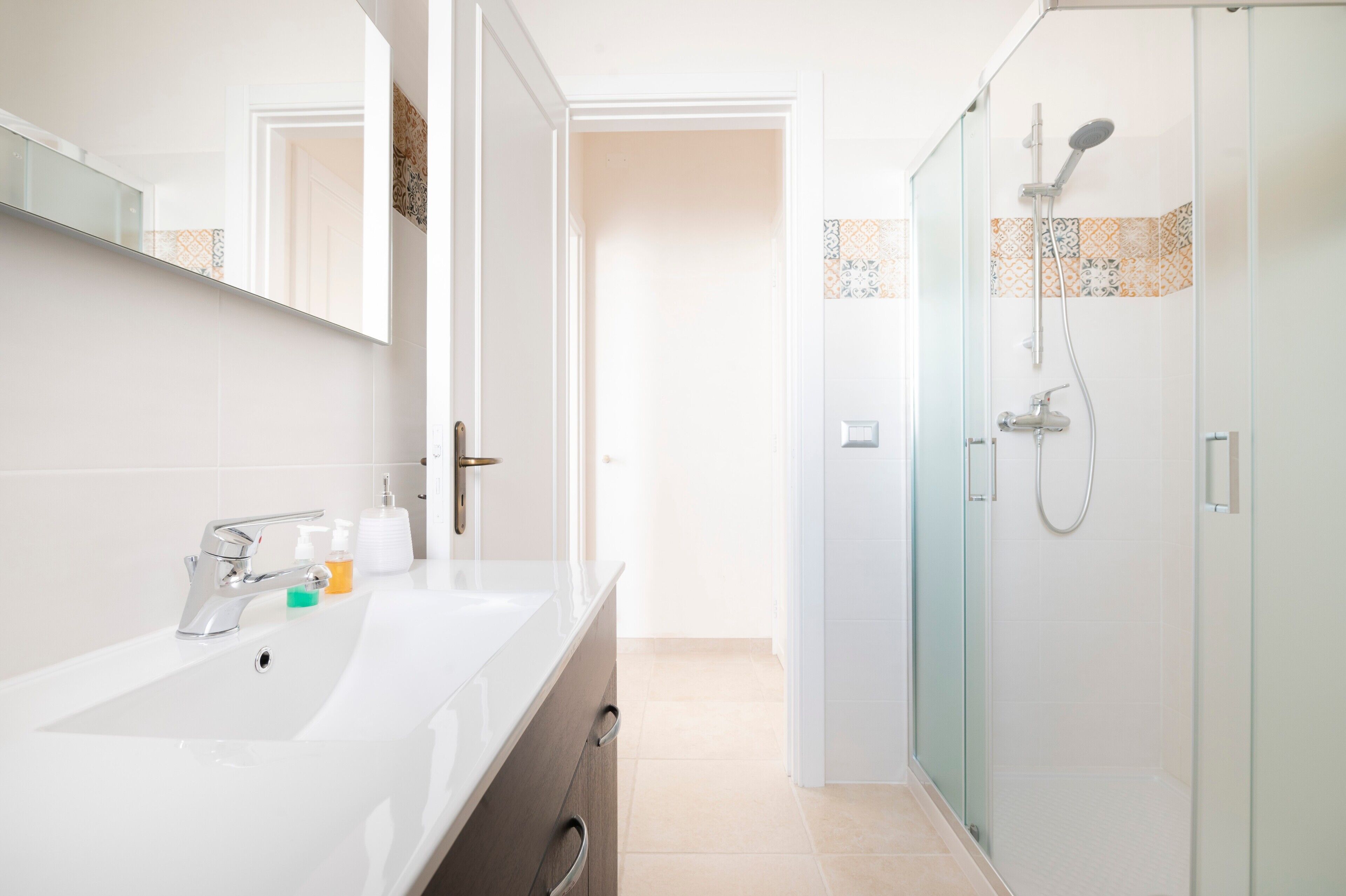 Douche, sèche-cheveux, serviettes fournies