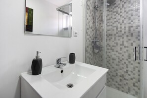 Ducha, secador de pelo, toallas