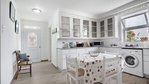 Interior - Holiday Home 'Casa Dona Isaura' with Mountain View, Private Terrace and Wi-Fi (Ponta Delgada)