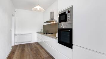 Kjøleskap, mikrobølgeovn, ovn og kokeplater