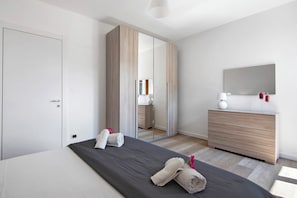 3 slaapkamers, een strijkplank/strijkijzer, gratis wifi, beddengoed