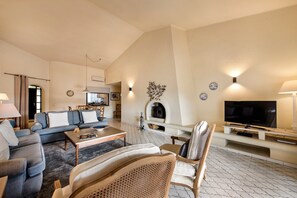 TV, caminetto, lettore DVD