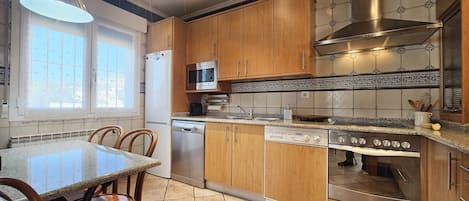 Frigorifero, microonde, forno, piano cottura