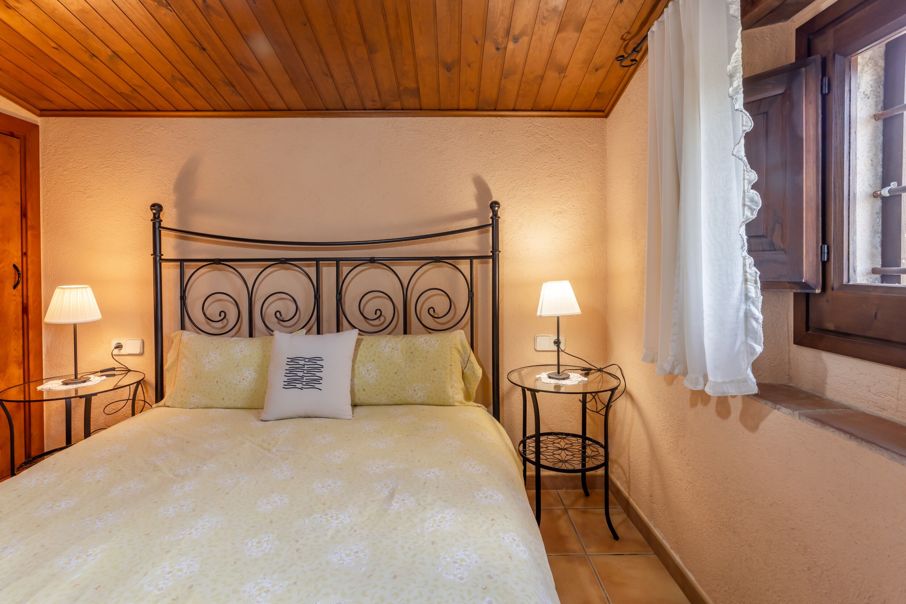 6 bedrooms, desk, iron/ironing board, free WiFi