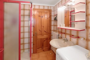 Dusche, Haartrockner, Handtücher
