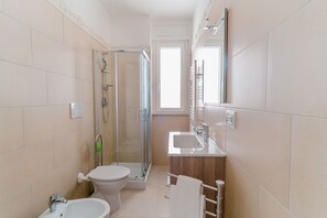 Douche, séchoir à cheveux, bidet, serviettes fournies