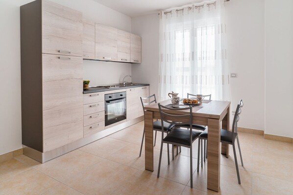 Réfrigérateur, un four, surface de cuisson, grille-pain