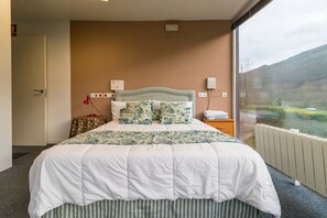 6 bedrooms, bed sheets