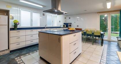 Villa with Mountain View, Private Terrace and Air Conditioning