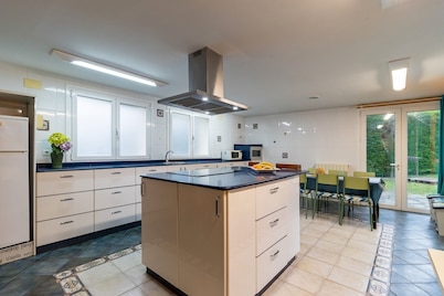 Villa with Mountain View, Private Terrace and Air Conditioning