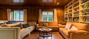 Villa con vistas a la montaña, terraza privada y aire acondicionado