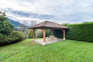 Outdoor dining - Villa with Mountain View, Private Terrace and Air Conditioning (Valle de Ruesga)