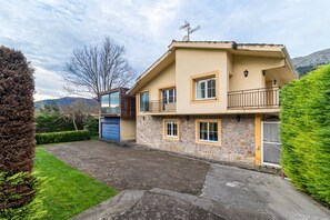 Exterior - Villa with Mountain View, Private Terrace and Air Conditioning (Valle de Ruesga)