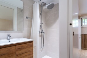 Dusche, Haartrockner, Handtücher