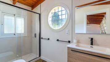 Een douche, een haardroger, handdoeken